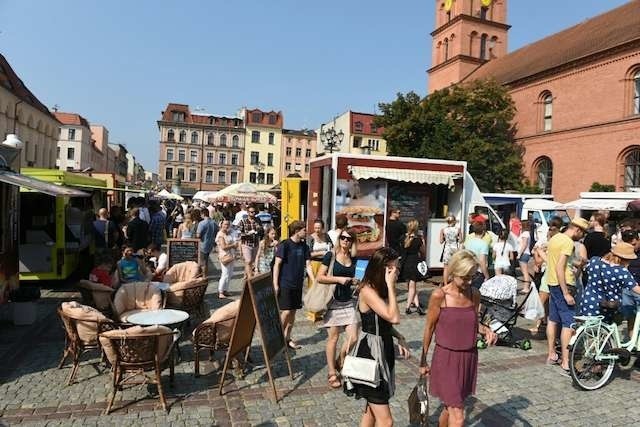 Festiwal Smaków Food Trucków odbywa się w Toruniu po raz pierwszy.  