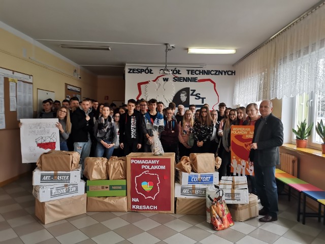 Uczniowie oraz nauczyciele z Zespołu Szkół Technicznych, a także mieszkańcy Sienna zaangażowali się w zbiórkę charytatywną dla mieszkańców Kresów.