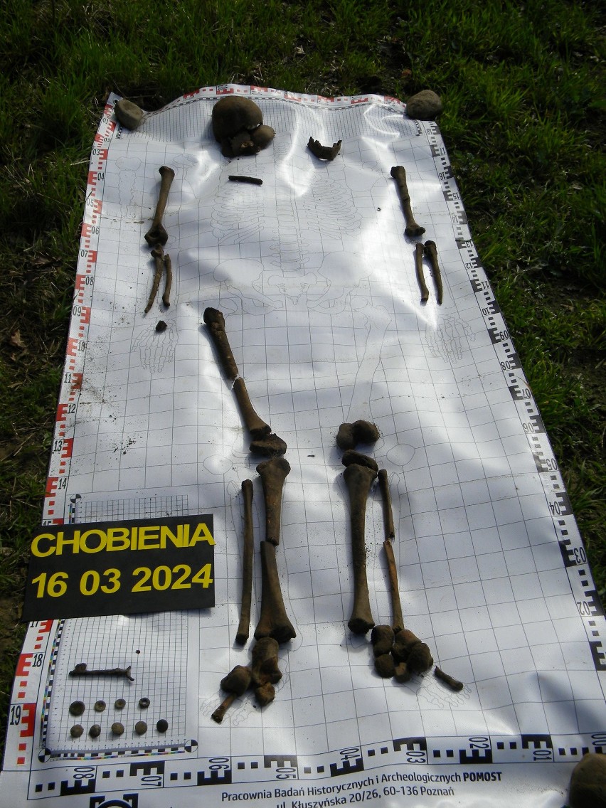 Grób ze szczątkami żołnierza Wermachtu w Chobieni.