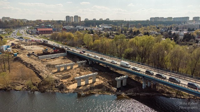 Najważniejszym elementem nowej inwestycji będą dwa obiekty mostowe. Konstrukcja dla tramwajów znajdzie się pomiędzy jezdniami. Na teren budowy pod koniec kwietnia przywiezione zostaną już pierwsze elementy gotowej konstrukcji mostowej. Obecnie kontynuowane są prace przy podporach pośrednich (zbrojenie i betonowanie) oraz roboty na przyczółkach nowych mostów po obu stronach rzeki. W ostatnim tygodniu kwietnia wykonawca rozpocznie zwozić na teren budowy, gotowe elementy płyty pomostu. Zostały one wykonane w halach produkcyjnych a już niebawem będą montowane na gotowych podporach.Więcej zdjęć i informacji z budowy na kolejnych planszach galerii ►►►