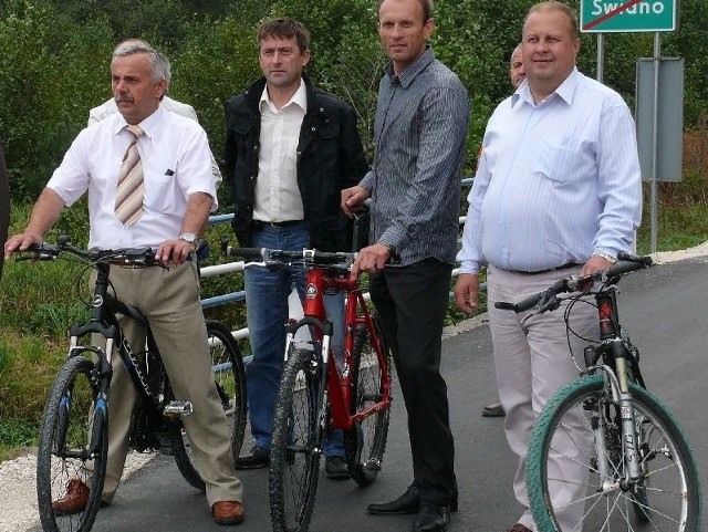 Nową drogę w gminie Krasocin otwarli trzej panowie na rowerach, od lewej starosta włoszczowski Zbigniew Matyśkiewicz, znany polski kolarz szosowy i kandydat na posła Zbigniew Piątek oraz wójt Krasocina Ireneusz Gliściński.