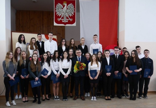 Stypendium wójta gminy Grębów otrzymało 30 uczniów grębowskiego liceum wyróżniających się w nauce i zachowaniu