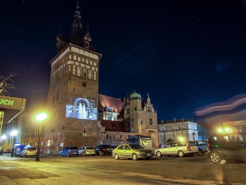 Zdjęcia Macieja Kosycarza wyświetlane są na budynku Katowni...