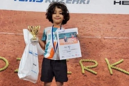 Azam Obadi wygrał turniej podczas Kinder Joy of moving Tennis Trophy w Rafa Nadal Academy na Majorce.