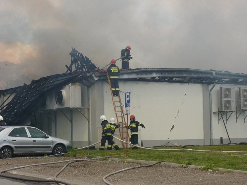 Pożar Lidla w Radomsku. Płonie niemiecki supermarket.