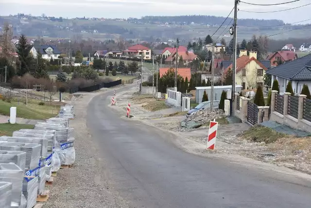 Droga Trąbki - Łazany (gmina Biskupice, powiat wielicki) jest przebudowywana na długości 1,7 km. Prace warte 4 mln zł potrwają do lata 2022 roku