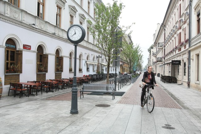 Woonerf znów stał się strefą zamieszkania. To znaczy, że piesi mogą poruszać się całą szerokością ulicy, a nie tylko chodnikiem