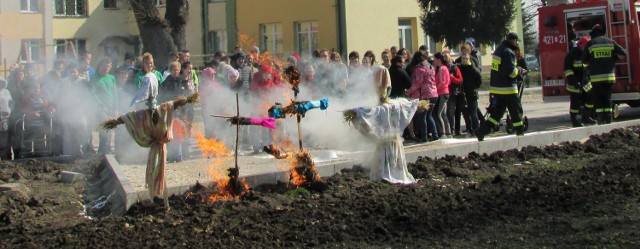 Pożegnanie zimy i powitanie wiosny - z płonącą Marzanną - odbyło się w Zespole Placówek Szkolno-Wychowawczo-Rewalidacyjnych w Cudzynowicach.