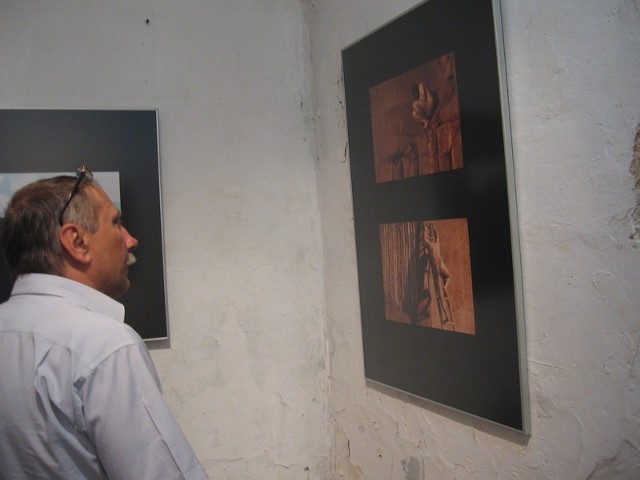 Wystawa "Habitat" jest prezentowana od 10 sierpnia.Jako jeden z pierwszych obejrzał ją Zbigniew Wieczorek, polonista z Liceum Kochanwoskiego.