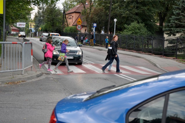 Przez skrzyżowanie codziennie przechodzą setki dzieci. Rodziców martwi brak sygnalizacji, który prowadzi do niebezpiecznych sytuacji