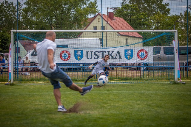 W sobotę podczas Dnia Mieszkańca Ustki został ustanowiony nowy Rekord Polski w największej liczbie osób strzelających rzuty karne. Na stadionie przy ulicy Grunwaldzkiej strzał z 11 metrów oddało 162 osoby. - Strzelać mógł każdy i każdy mógł przejść do historii jako  rekordzista Polski. Łącznie było nas 162 osoby, starszych i młodszych, kobiet i mężczyzn. Teraz dopełnić musimy formalności, spisać zeznania świadków oraz materiały foto i wideo i poczekać na weryfikację Biura Rekordów. Za kilka dni powinniśmy otrzymać już oficjalne potwierdzenie rekordu. - powiedział prezes MKS Jantar Ustka, Radosław Szreder. To nie pierwszy rekord Polski usteckiego klubu. W ubiegłym roku, również podczas dnia Mieszkańca Ustki ustanowiono rekord Polski w największej liczbie osób żonglujących piłkę.