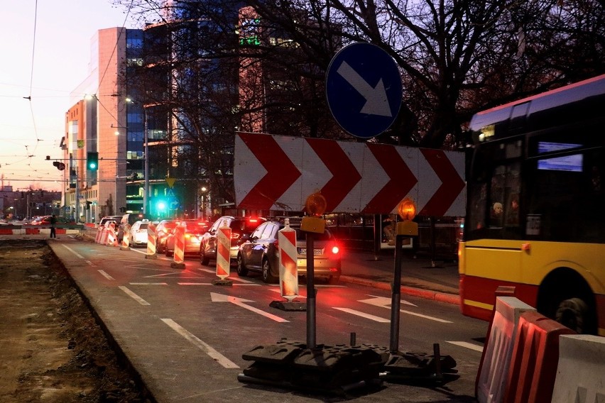 Przebudowa pl. Orląt Lwowskich. Sprawdziliśmy, jak jeździ się w szczycie