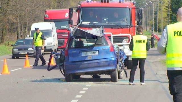 Kierujący punto najechał na tył skręcającego w lewo samochodu dostawczego