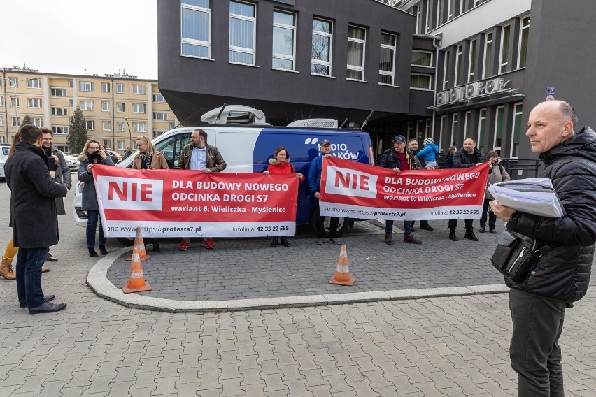 Kraków. Protest pod GDDKiA przeciwko jednemu z wariantów drogi ekspresowej  S7 Kraków - Myślenice
