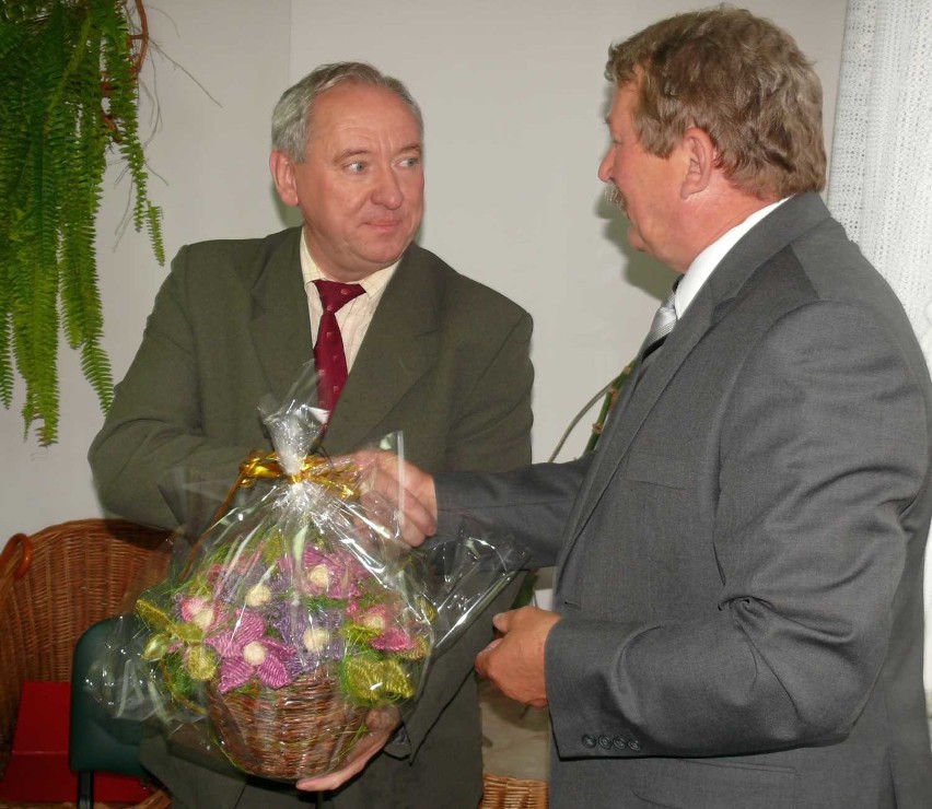 Dyrektor DPS Jan Gorczyca (z prawej) dziękuje dyrektorowi...