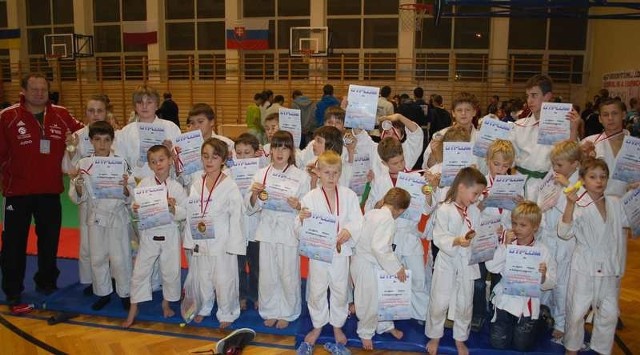 Młodzi judocy UKJ Millenium Rzeszów zdobyli w Jarosławiu 25 medali.