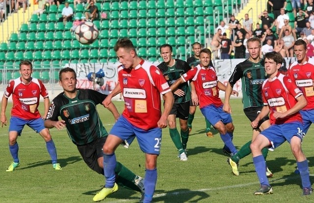 Piłkarze Stali Stalowa Wola (zielono-czarne stroje) pokonali w pucharowym meczu Raków Częstochowa.