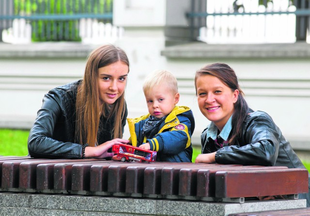Lubimy pomagać, bo to daje energię - zapewniają zgodnie Karolina Czerniakiewicz (z lewej) i Ewelina Waracka, mama 2-letniego Bartusia