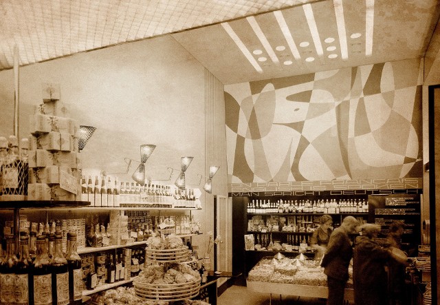 Wnętrze sklepu ze słodyczami i alkoholem przy Kruczej w Warszawie, rok 1960