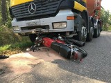 Śmiertelny wypadek koło Dąbrówki. 68-latek wjechał wprost pod ciężarówkę [zdjęcia] 