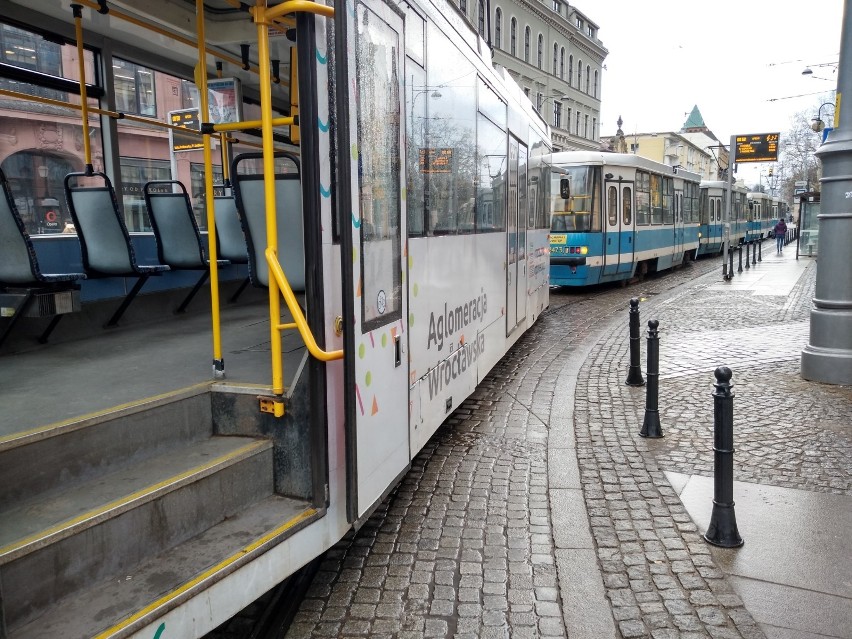 Poranny paraliż Wrocławia. Mężczyzna skoczył ze słupa energetycznego, zginął na miejscu (ZDJĘCIA)