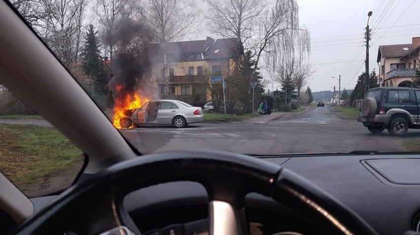 Mercedes stanął w ogniu. Pożar samochodu w Wielgowie 