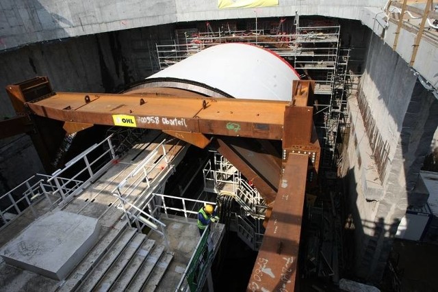 Pod koniec maja 2013 roku maszyna TBM, której zadaniem było wiercenie tunelu pod Martwą Wisłą, rozpoczęła pracę.[yt]fqGw69AmkOw[/yt]