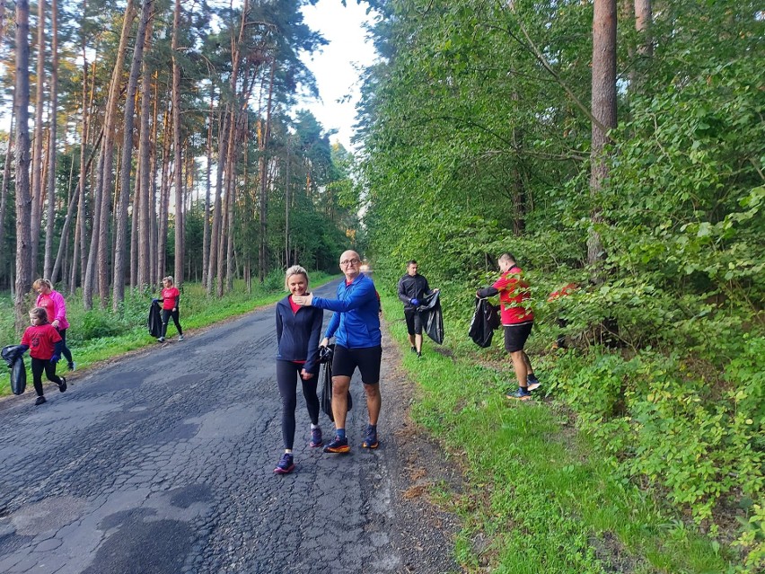 Członkowie z grupy Zabiegany Skaryszew posprzątali zaśmiecony las. Nie zabrakło edukacji dla najmłodszych. Zobaczcie zdjęcia
