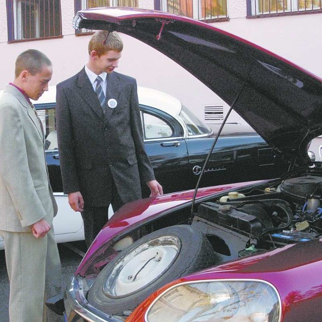 Marek Filipowski i Grzegorz Rudkiewicz kochają samochody. Jak zresztą większość uczniów "mechaniczniaka&#8221;.