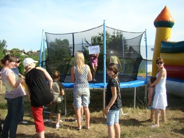 Dzieci i młodzież z Przemyśla nie musi się nudzić w wakacje. Na większych osiedlach prowadzone są zorganizowane zajęcia sportowo &#8211; rekreacyjne.