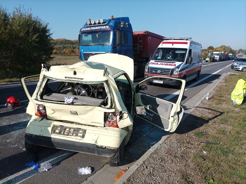 W czwartek doszło do wypadku z udziałem tira i samochodu...