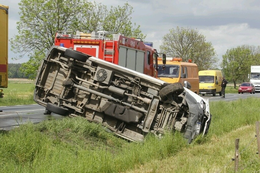 Wypadek na drodze Wrocław - Poznań. Dwa busy wylądowały w rowie (ZDJĘCIA)
