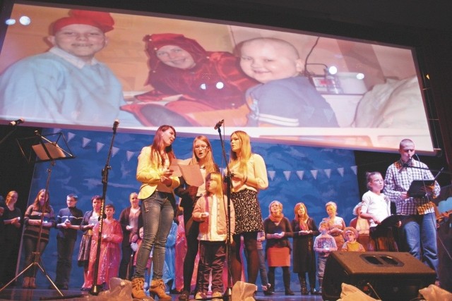 Na scenie Ełckiego Centrum Kultury wystąpili m.in. podopieczni stowarzyszenia Onkoludki. Wspólnie z Piotrem Karpienią zaśpiewali piosenkę dedykowaną dzieciom, którym nie udało się wygrać z chorobą.