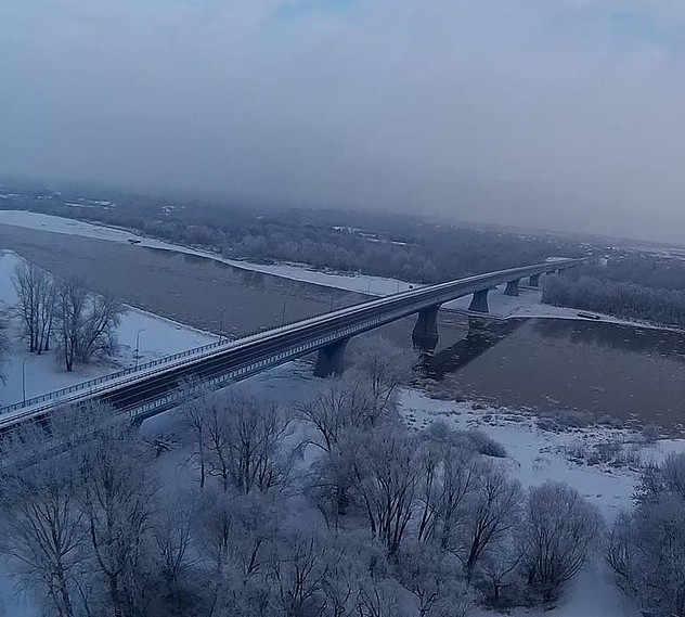 Most w Kamieniu zimą. Zobacz przeprawę przez Wisłę w śnieżnej odsłonie (ZDJĘCIA)