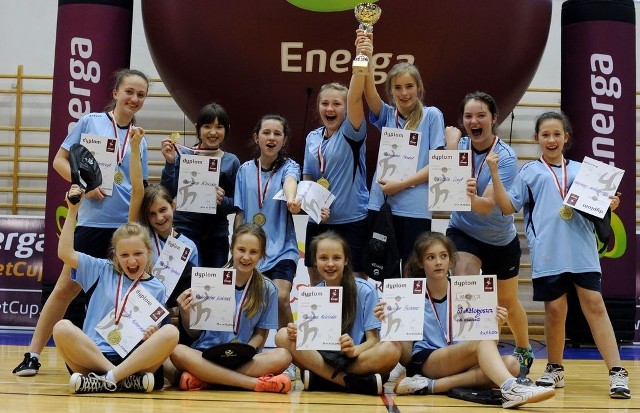 Dziewczęta ze Szkoły Podstawowej w Małogoszczu, który reprezentował nasze województwo w krajowych finałach turnieju koszykówki Energa Basket Cup 2013.