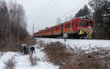 Wypadek kolejowy na niestrzeżonym przejeździe w Kalwarii Zebrzydowskiej. Auto wjechało pod pociąg. Ranny kierowca w szpitalu [ZDJĘCIA]