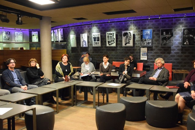 Na spotkaniu w kawiarni Fama o wykorzystaniu potencjału białostockich szkół mówił Andrzej Lechowski (z prawej)