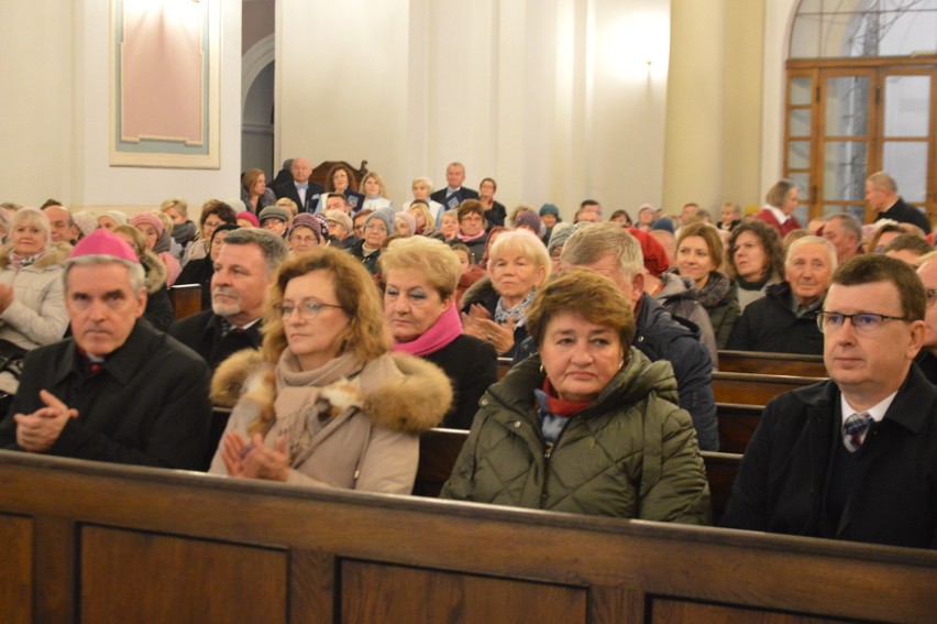 Tłumy mieszkańców Ostrowca na Cecyliadzie. Kolegiatę świętego Michała Archanioła wypełniły dźwięki pieśni religijnych i patriotycznych 