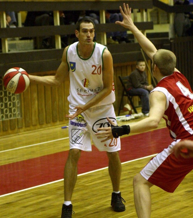 Mariusz Wójcik (z piłką) nie zagra już w drużynie koszykarzy tarnobrzeskiej Siarki, nie wiadomo czy zagra gdziekolwiek...