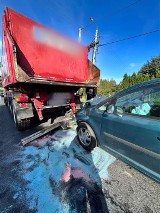 Zderzenie osobówki z ciężarówką w Łysomicach. Jedna osoba w szpitalu
