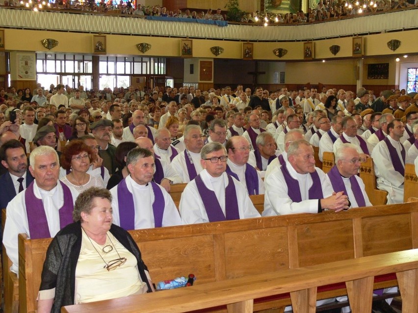 Ostatnie pożegnanie księdza Michała Józefczyka w kościele na Serbinowie   