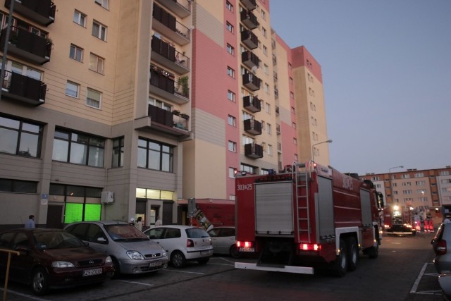 Strażacy interweniowali przy ul. Szafera w Szczecinie po godz. 20. W akcji wzięły udział dwa wozy straży pożarnej, pojawiło się również pogotowie. Na szczęście doszło tylko do zadymiania w piwnicy, nikt nie został poszkodowany.