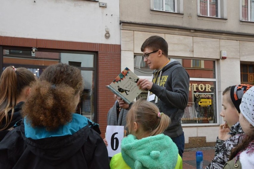 Uczniowie II LO w Chojnicach wyszli na ulicę, by poczytać...