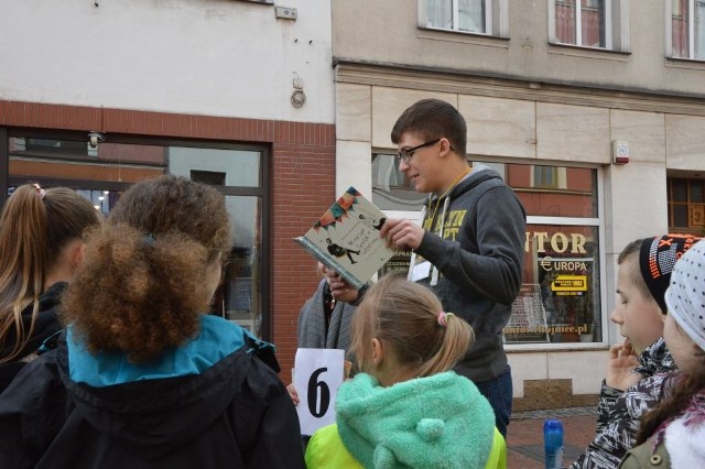 Uczniowie II LO w Chojnicach wyszli na ulicę, by poczytać wiersze. Czyta Radek Erdman, słuchają uczniowie z SP nr 1INFO Z POLSKI - przegląd najciekawszych informacji ostatnich dni w kraju.W programie między innymi o: skandalu podczas MP w Grudziądzu, szalonym rzucie w przerwie meczu we Włocławku i wypadku z udziałem czołgu w Bydgoszczy.