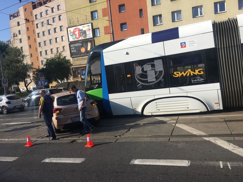 Koliza na ul. Wyszyńskiego w Szczecinie. Zderzenie tramwaju z autem osobowym 