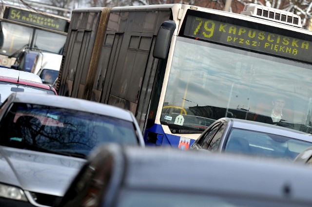 Od środy 12 kwietnia linia autobusowa nr 79 skrócona zostanie do skrzyżowania Magnuszewska/Glinki, a linia 68 wydłużona do pętli Glinki BFM (dotyczy to kursów dotychczas skróconych do pętli Glinki).