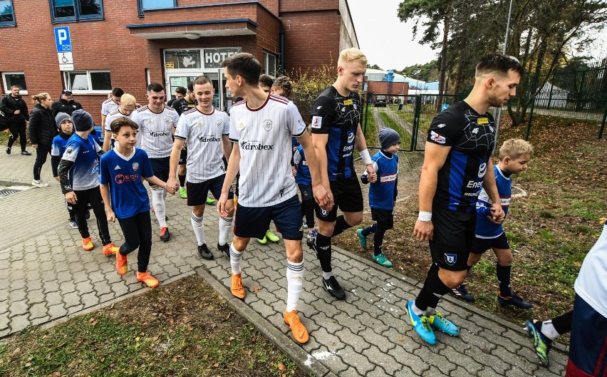 Kibice zgromadzeni na stadionie w Solcu Kujawskim oglądali...