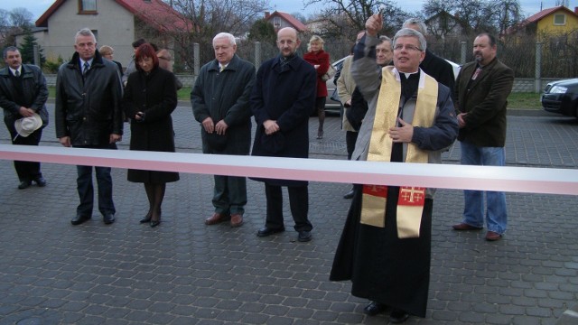 Ksiądz Jerzy Ślusarczyk poświęcił otwierane trasy, by kierowcom jeździło się po nich wygodnie, a przede wszystkim bezpiecznie.