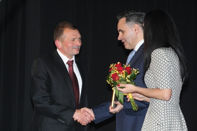 Jacek Łabudzki odbiera nagrodę w kategorii Sport z rąk Anny Kupisz, dyrektor marketingu "Echa Dnia" i Stanisława Wróbla, redaktora naczelnego.