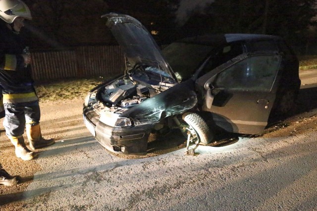 Kobieta kierująca fiatem stilo próbowała uciekać przed zderzeniem i zjechała na pobocze, ale mimi tego doszło do zdrzenia pojazdów.